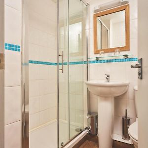 Budget Zimmer mit Kingsize-Bett
